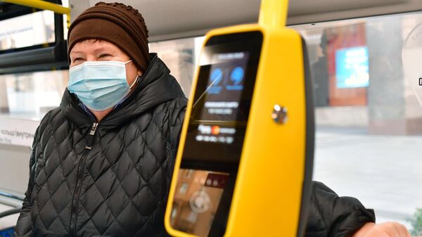 Женщина в защитной маске во время проверки соблюдения масочного режима в общественном транспорте в Москве