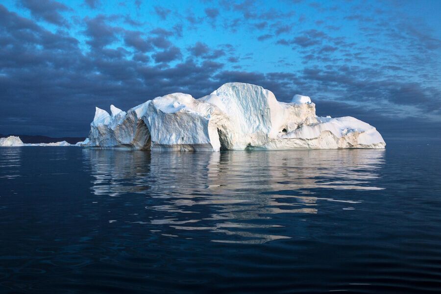 Айсберг в акватории острова Гренландия