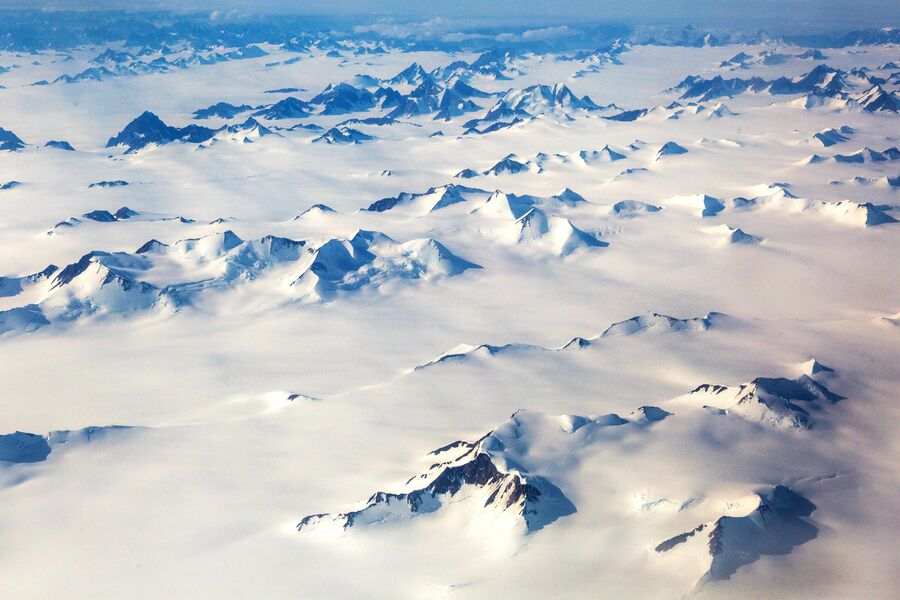 Заснеженные горы на острове Гренландия