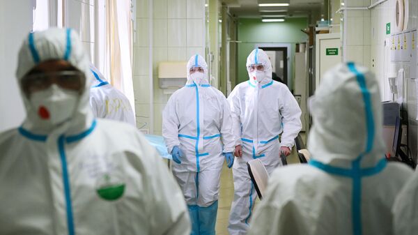 Медицинские сотрудники отделения для пациентов с Covid-19 в Кузбасской клинической больнице им. М. Подгорбунского в Кемерово
