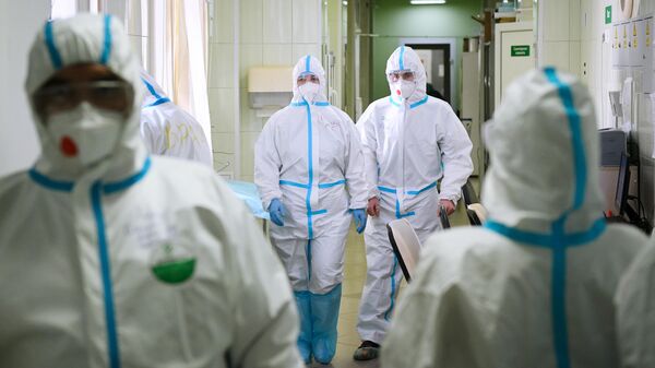 Медицинские сотрудники отделения для пациентов с Covid-19 в Кузбасской клинической больнице им. М. Подгорбунского в Кемерове