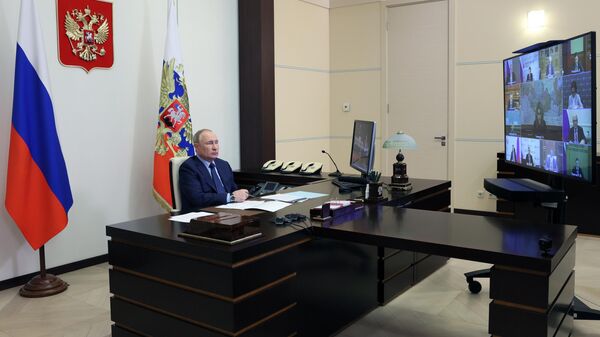 Президент РФ Владимир Путин проводит в режиме видеоконференции очередное совещание с членами правительства РФ