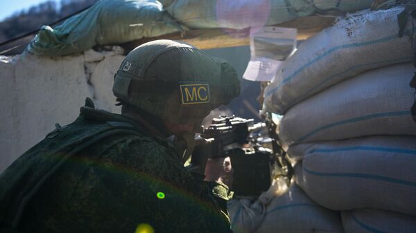 Российский миротворец на тренировке личного состава на блокпосту в Лачинском коридоре в Нагорном Карабахе
