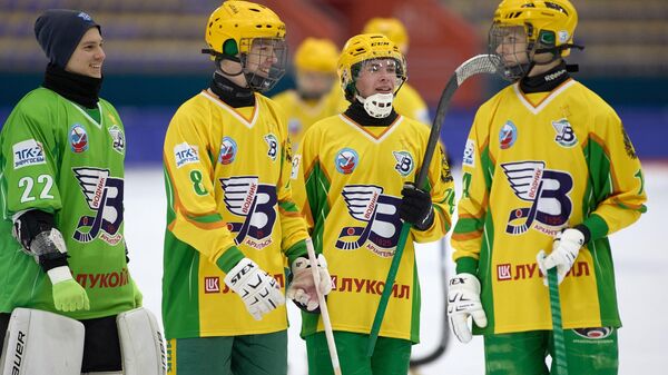 Хоккеисты Водника в матче чемпионата России по бенди