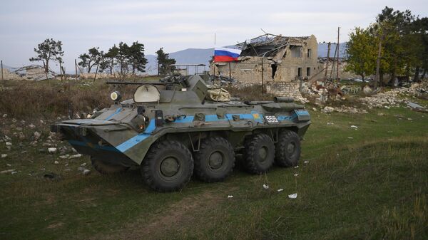 Российский бронетранспортер БТР-80 подразделения гуманитарного разминирования в Нагорном Карабахе