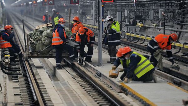 Рабочие на строительстве станции метро Терехово Московского метрополитена на западном участке Большой кольцевой линии