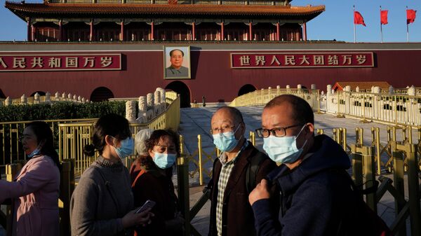 Посетители возле Ворот Небесного Спокойствия в Пекине, Китай