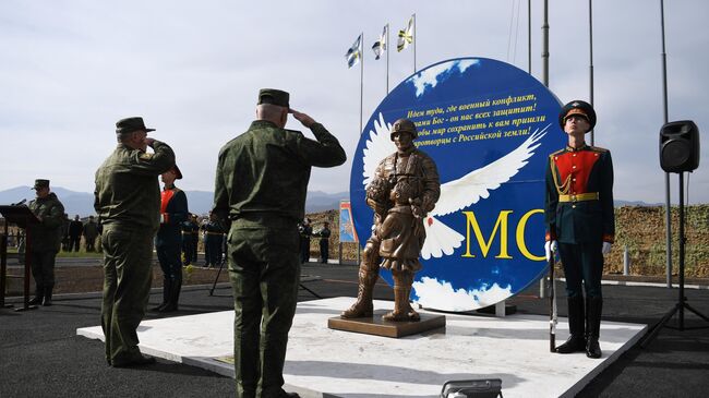 Открытие памятника, посвященного российским миротворцам, на территории военного городка под Степанакертом 