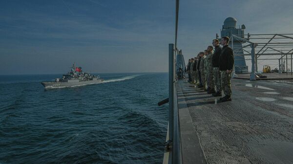 Корабль ВМС США Mount Whitney и турецкий фрегат Yavuz в Черном море