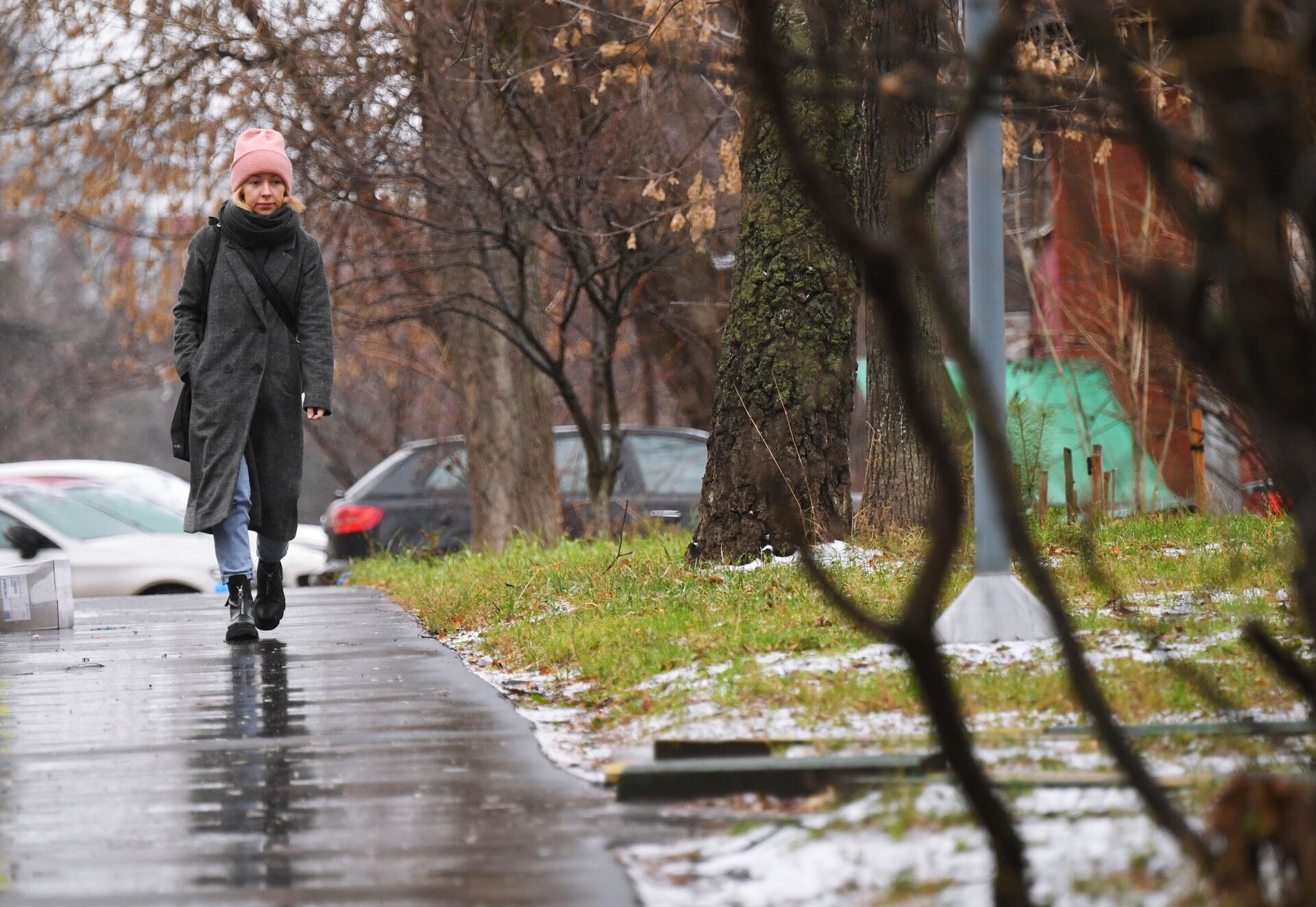 Девушка на одной из улиц в Москве Девушка на одной из улиц в Москве - РИА Новости, 1920, 12.12.2025