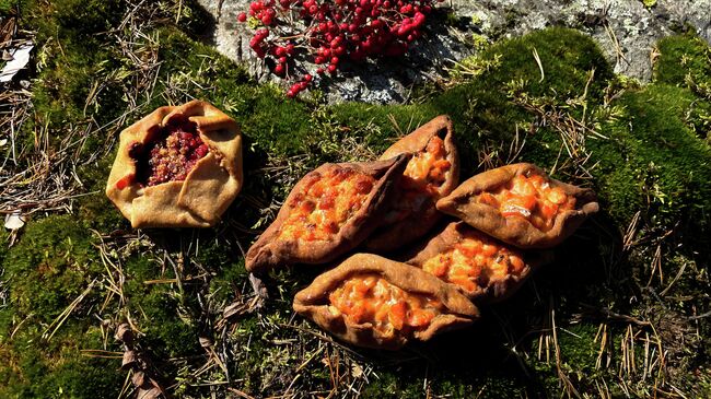 Традиционное блюдо карельской кухни — калитки (открытые пирожки из ржаного пресного теста с различными начинками) Традиционное блюдо карельской кухни — калитки (открытые пирожки из ржаного пресного теста с различными начинками)