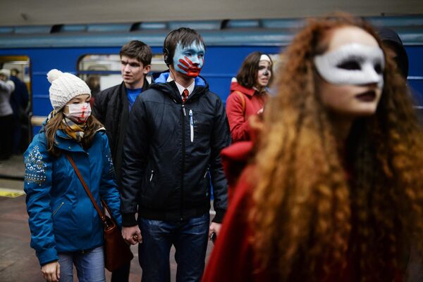 Участники флешмоба Зомби-парад в канун Хэллоуина на станции метро в Новосибирске
