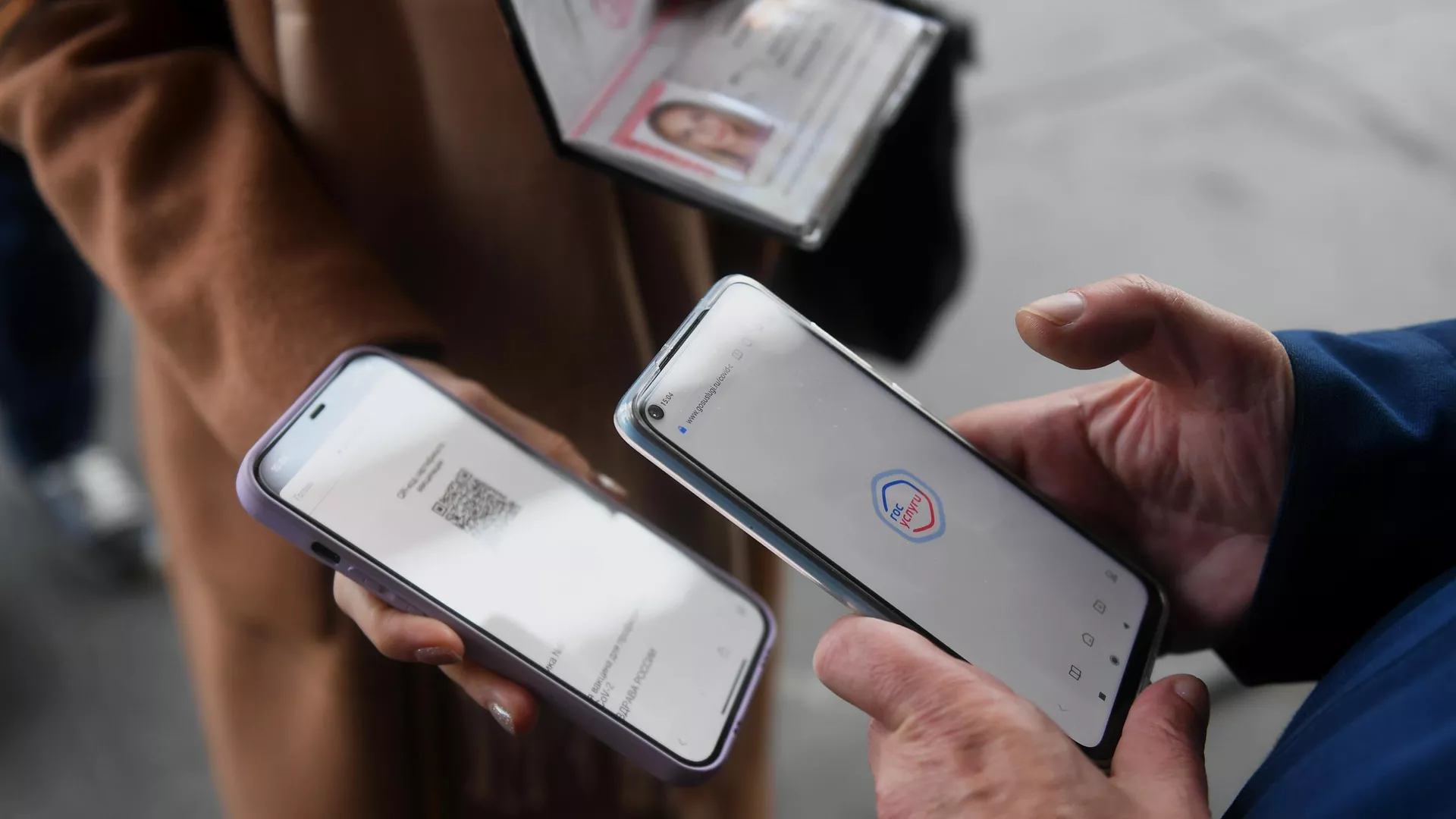 Посетитель предъявляет QR-код для проверки при входе в Государственный музей изобразительных искусств имени А. С. Пушкина в Москве - РИА Новости, 1920, 14.12.2021