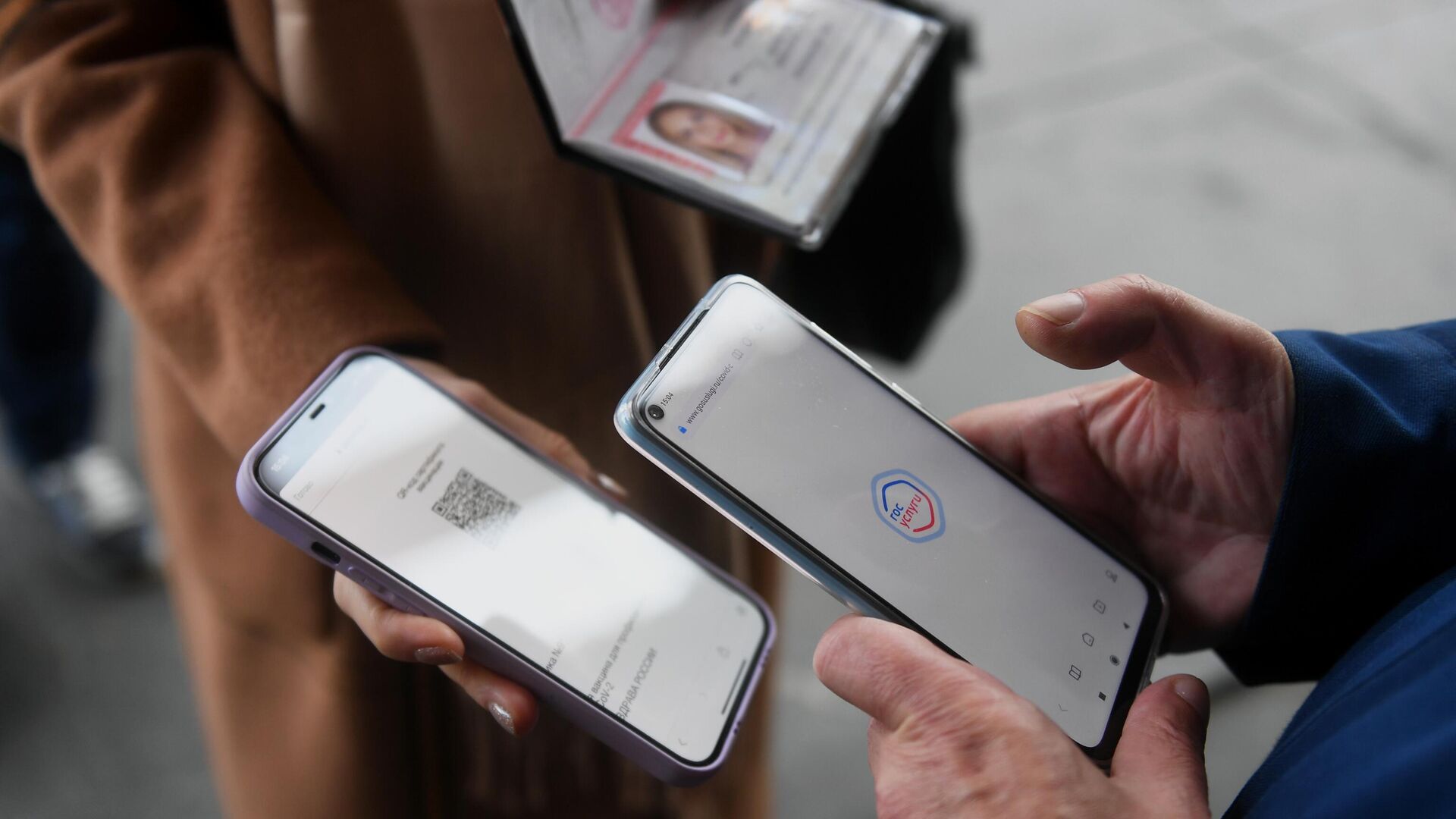 Посетитель предъявляет QR-код для проверки при входе в Государственный музей изобразительных искусств имени А. С. Пушкина в Москве - РИА Новости, 1920, 14.12.2021