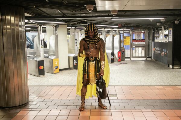 Мужчина в костюме для Хэллоуина в метро Нью-Йорка