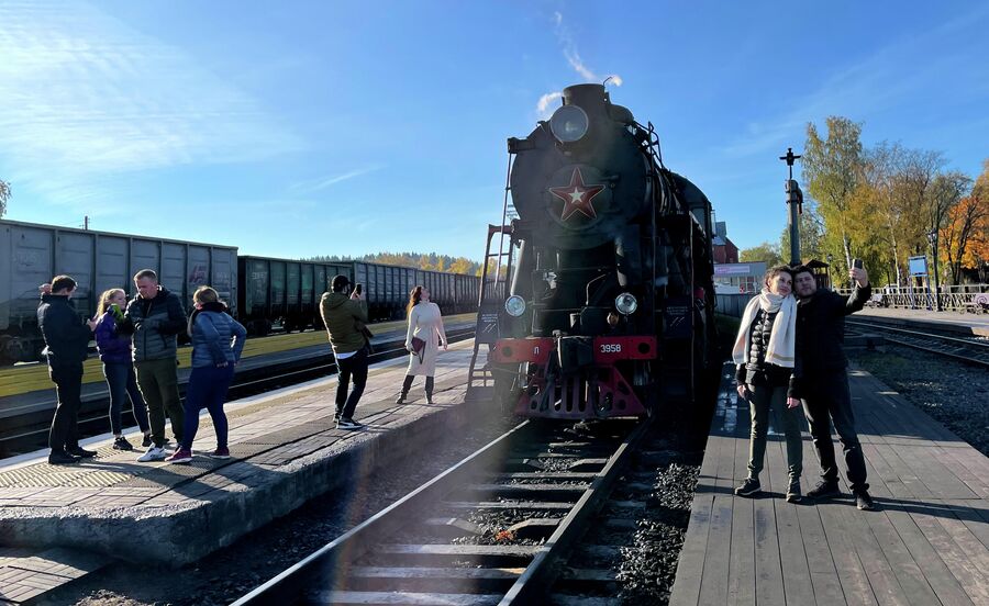 Ретропоезд Рускеальский экспресс, курсирующий по маршруту Сортавала - Горный парк Рускеала - Сортавала, на железнодорожном вокзале Сортавалы