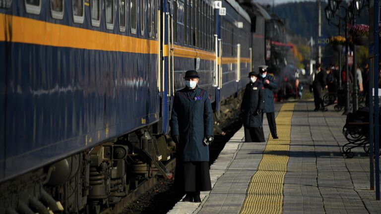 Проводники ретропоезд Рускеальский экспресс, курсирующий по маршруту Сортавала - Горный парк Рускеала - Сортавала, на железнодорожном вокзале Сортавалы