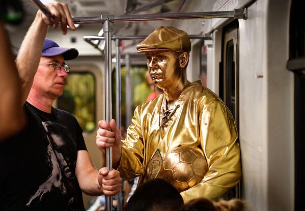 Уличный артист, представляющий статую легендарного вратаря советской футбольной команды Льва Яшина в метро Москвы