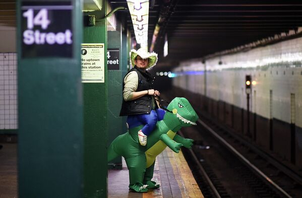 Мужчина в костюме для Хэллоуна в метро Нью-Йорка