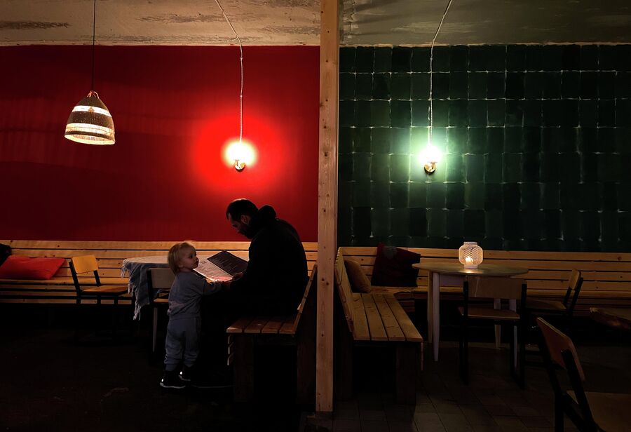 Мужчина с ребенком в кафе Лось и Тролль в Сортавале