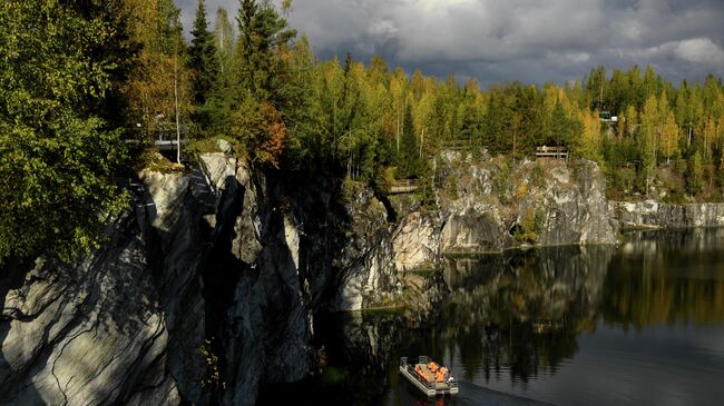 Туристы в горном парке Рускеала в Сортавальском районе Карелии
