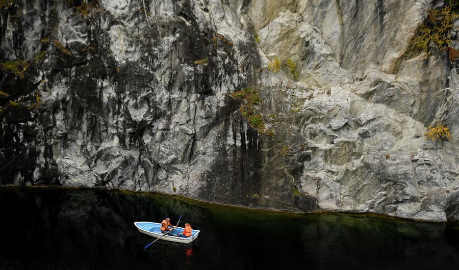 Туристы плавают на лодке в горном парке Рускеала в Сортавальском районе Карелии