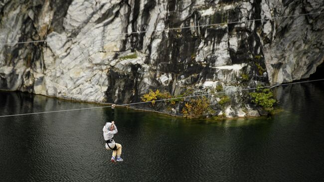 Девушка катается на зиплайне