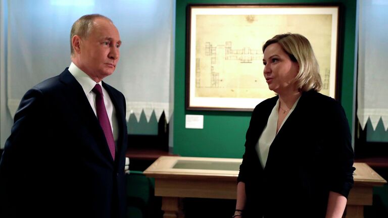 Президент РФ Владимир Путин во время посещения открывающегося музейного центра Московский дом Достоевского