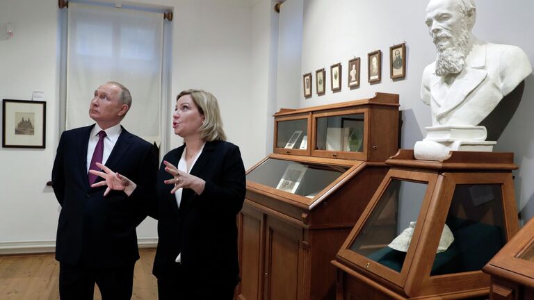 Президент РФ Владимир Путин во время посещения открывающегося музейного центра Московский дом Достоевского