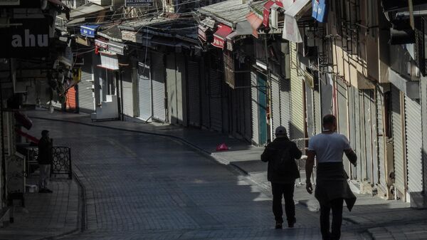Мужчины на пустой улице Стамбула 