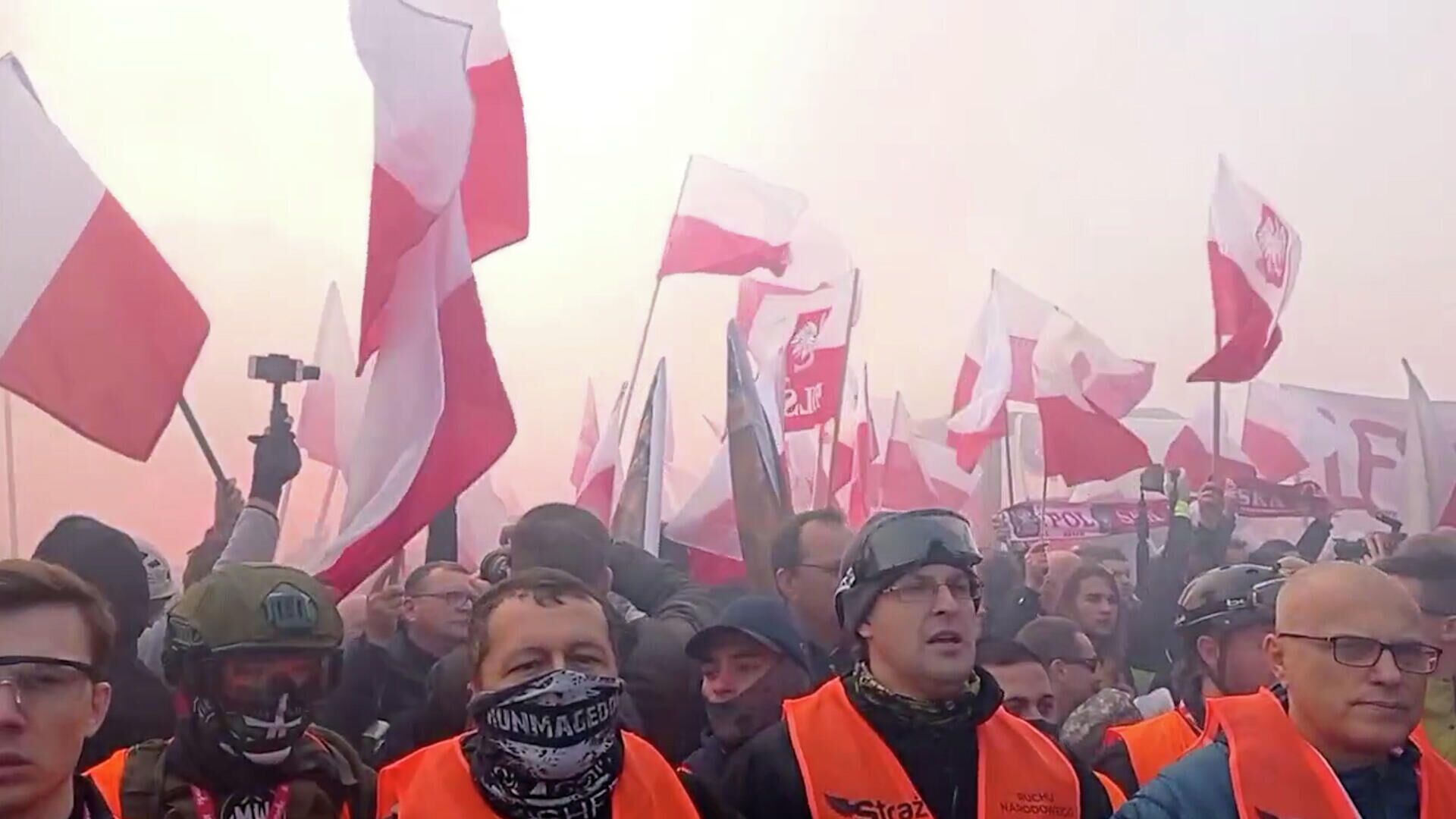 Националисты в Варшаве пришли на многотысячный марш по случаю Дня независимости - РИА Новости, 1920, 11.11.2021