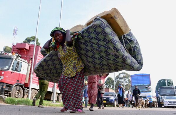 Конголезцы покидают свои убежища после возобновившегося конфликта на пограничном пункте Бунагана на западе Уганды 
