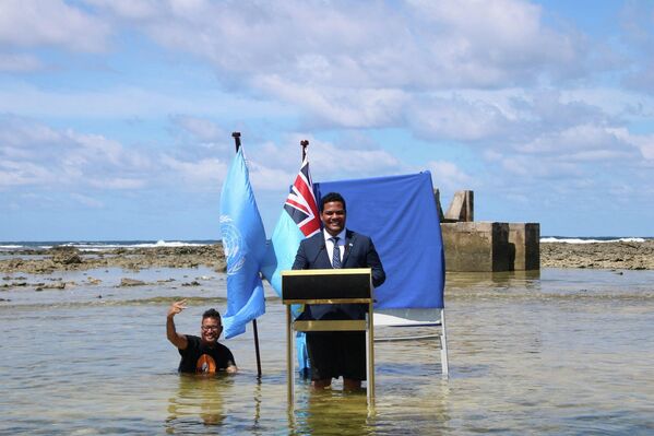 Министр юстиции, связи и иностранных дел Тувалу Саймон Кофе выступает с заявлением для COP26 в Фунафути