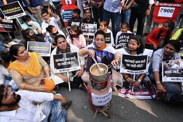 Активисты Индийского Молодежного Конгресса во время протестов в Нью-Дели, Индия