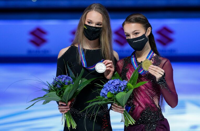 Призеры женского одиночного катания в третьем этапе серии Гран-при Gran Premio d'Italia сезона 2021-2022 в Турине на церемонии награждения: Майя Хромых  - второе место и Анна Щербакова - первое место