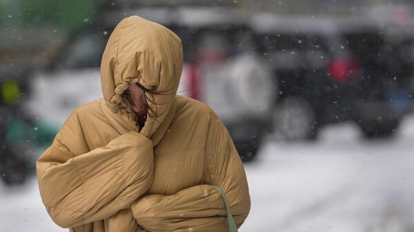 Девушка во время снежной бури в Пекине