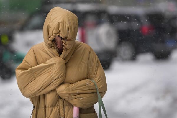 Девушка во время снежной бури в Пекине