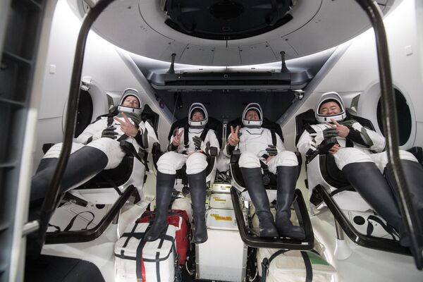 Экипаж корабля Crew Dragon Endeavour в спускаемой капсуле после приводнения в Мексиканском заливе