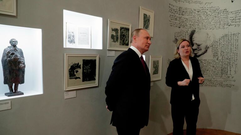 Президент РФ Владимир Путин во время посещения открывающегося музейного центра Московский дом Достоевского в день 200-летия со дня рождения Ф.М.Достоевского