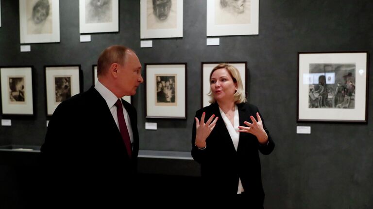 Президент РФ Владимир Путин во время посещения открывающегося музейного центра Московский дом Достоевского в день 200-летия со дня рождения Ф.М.Достоевского