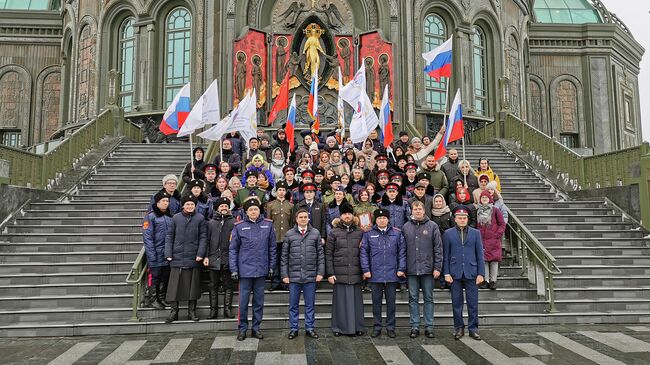 Участники церемонии торжественного обещания студентов-казаков МГУТУ им. Разумовского (Первого казачьего университета) на территории музейно-храмового комплекса Вооруженных сил РФ в подмосковном парке Патриот