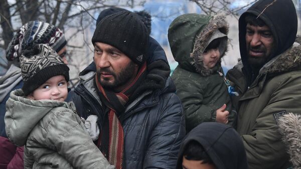 Мужчины с детьми в лагере нелегальных мигрантов на белорусско-польской границе