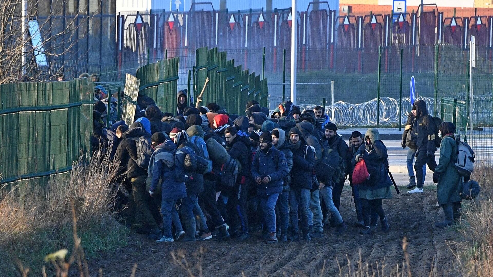 Беженцы направляются в лагерь нелегальных мигрантов на белорусско-польской границе - РИА Новости, 1920, 15.11.2021