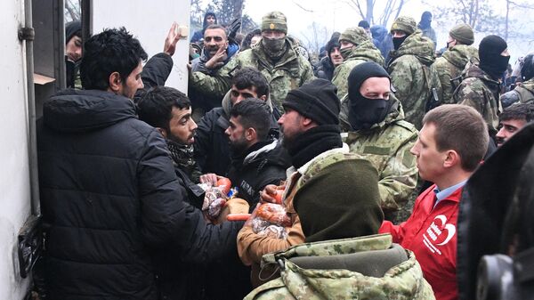 Раздача гуманитарной помощи в лагере нелегальных мигрантов на белорусско-польской границе