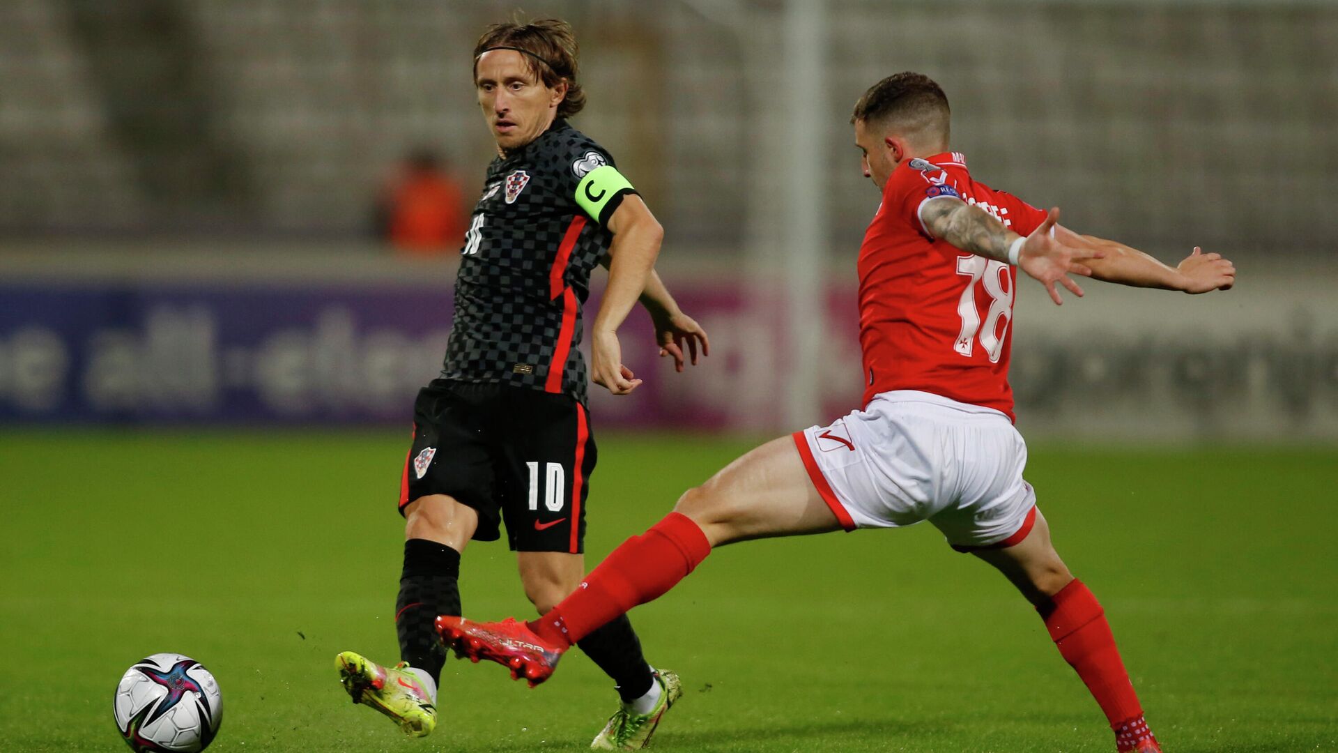 Soccer Football - World Cup - UEFA Qualifiers - Group H - Malta v Croatia - National Stadium Ta'Qali, Attard, Malta  - November 11, 2021 Croatia's Luka Modric in action with Malta's Jurgen Degabriele REUTERS/Darrin Zammit Lupi - РИА Новости, 1920, 12.11.2021