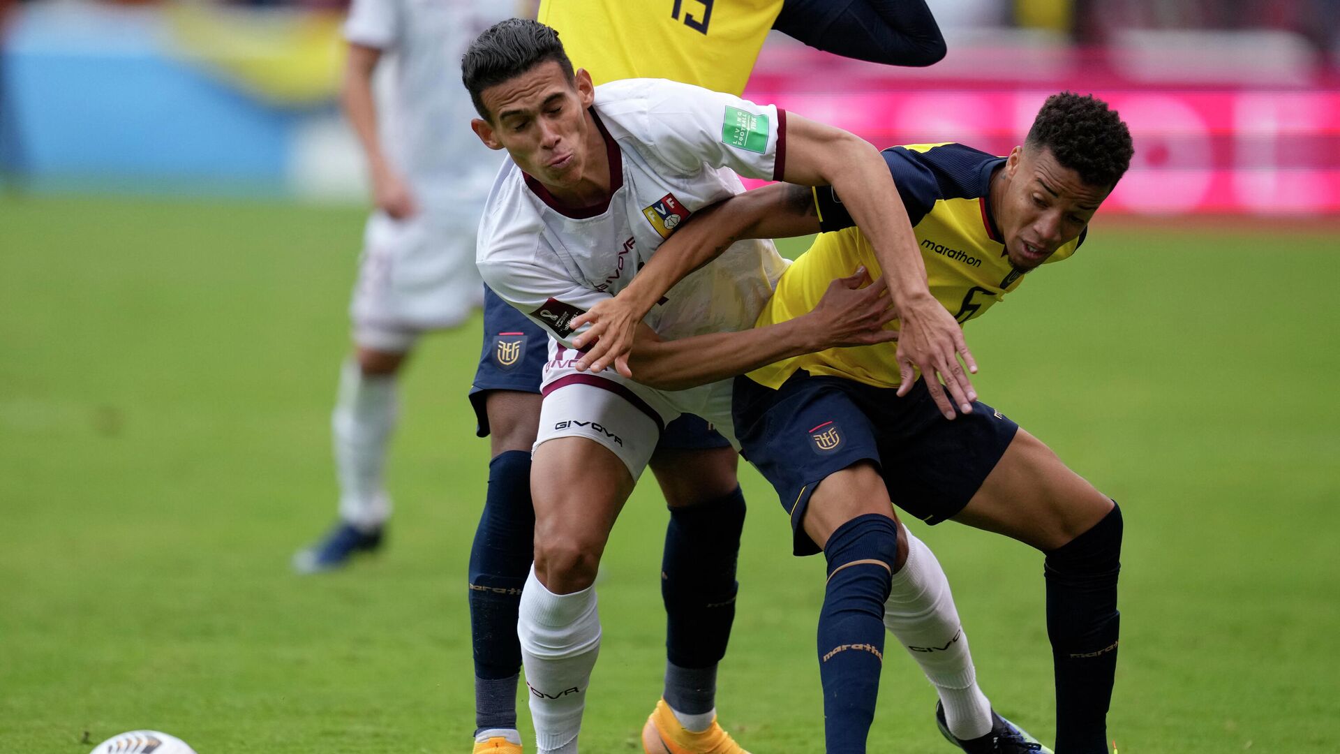 Venezuela's Brayan Hurtado (L) and Ecuador's Byron Castillo vie for the ball during their South American qualification football match for the FIFA World Cup Qatar 2022 at the Rodrigo Paz Delgado Stadium in Quito on November 11, 2021. (Photo by Dolores Ochoa / POOL / AFP) - РИА Новости, 1920, 12.11.2021