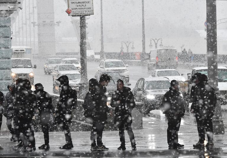 Люди общаются во время снегопада в Москве, Россия