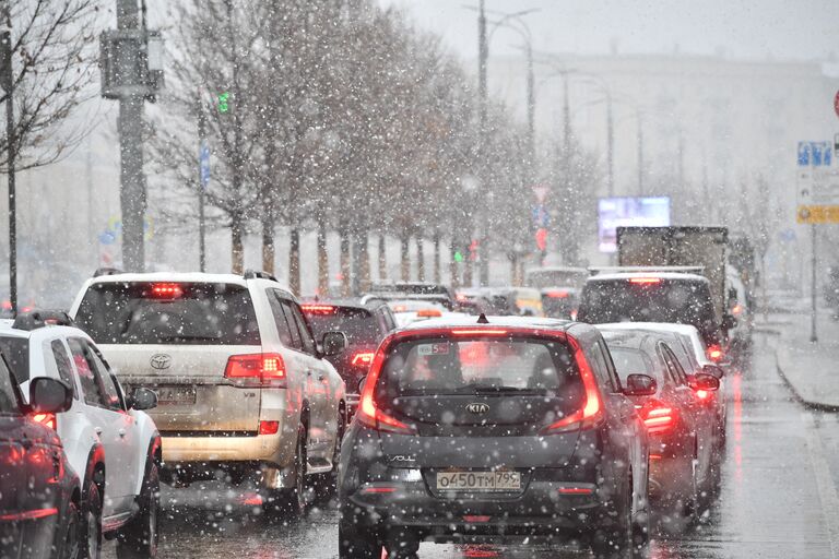 Автомобили в пробке во время снегопада в Москве, Россия