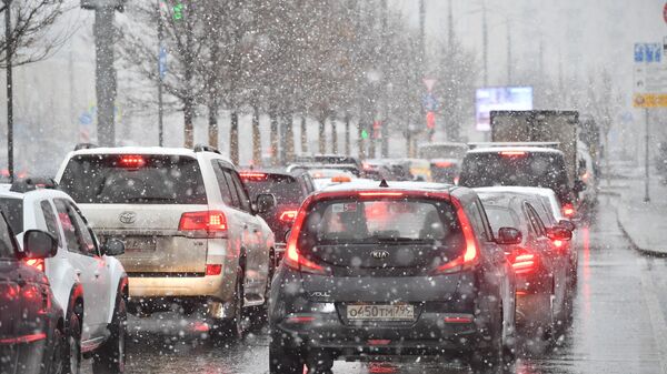 Автомобили в пробке во время снегопада в Москве. Архивное фото