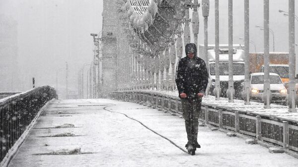 Юноша едет на самокате по Крымскому мосту в Москве